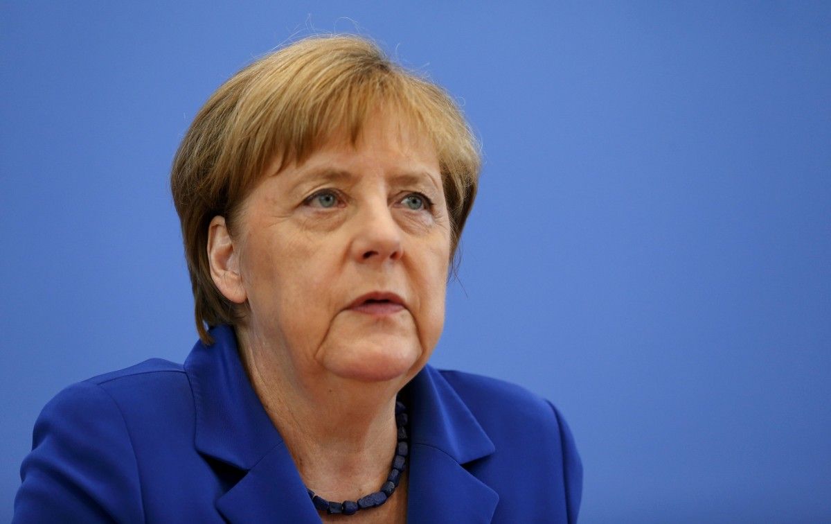 Меркель инициирует новую встречу "нормандской четверки" после визита Путина к Макрону