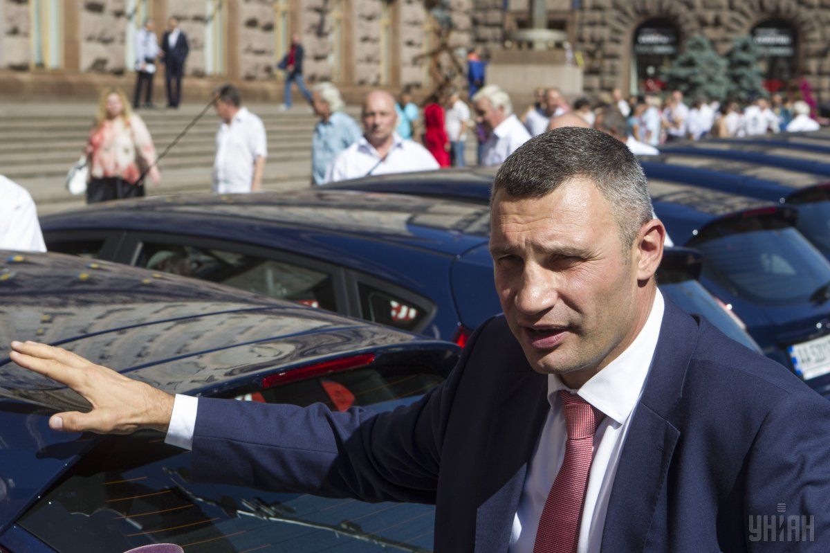 Обнаженный Кличко в маске выступил перед жителями столицы Украины