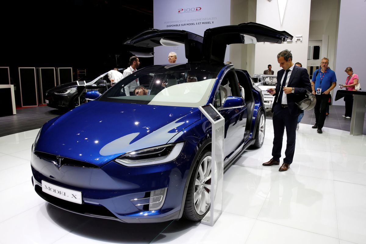 Tesla оснастить всі автомобілі автономними системами водіння