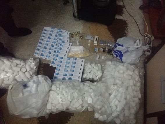 в квартирі зловмисника вилучено різних підконтрольних препаратів на 100 тис. грн / dp.npu.gov.ua в квартирі зловмисника вилучено різних підконтрольних препаратів на 100 тис. грн / dp.npu.gov.ua