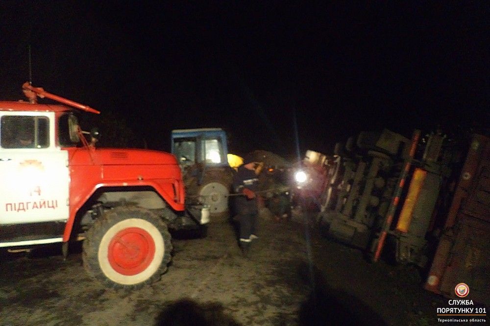 Водій авто не впорався із кермуванням / Служба порятунку 101 Водій авто не впорався із кермуванням / Служба порятунку 101