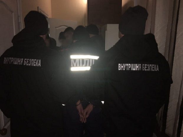 Поліцейських затримали під час вчинення ними грабунку / фото npu.gov.ua Поліцейських затримали під час вчинення ними грабунку / фото npu.gov.ua