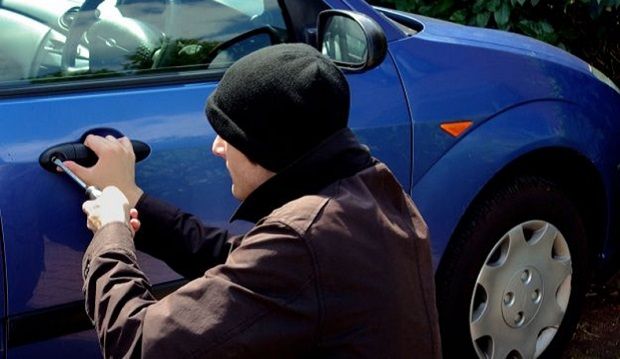 Злодії користуються тим, що засніжені авто залишаються без нагляду / lvivpost.net Злодії користуються тим, що засніжені авто залишаються без нагляду / lvivpost.net