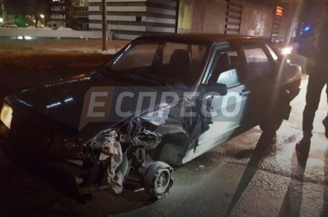 В Киеве пьяный водитель сбил женщину и пытался сбросить авто полиции с дороги / Эспрессо В Киеве пьяный водитель сбил женщину и пытался сбросить авто полиции с дороги / Эспрессо
