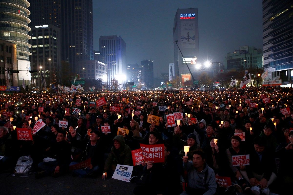 Массовая акция протеста в Сеуле / REUTERS Массовая акция протеста в Сеуле / REUTERS