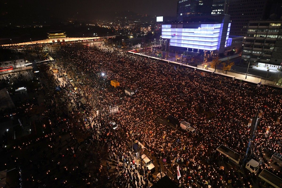 Массовая акция протеста в Сеуле / REUTERS Массовая акция протеста в Сеуле / REUTERS