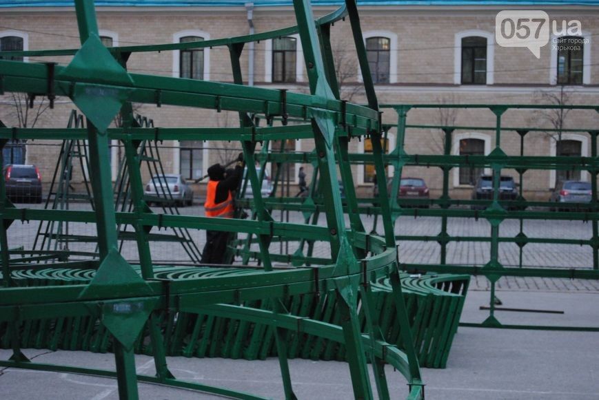 У Харкові почали встановлювати новорічну ялинку / 057.ua У Харкові почали встановлювати новорічну ялинку / 057.ua