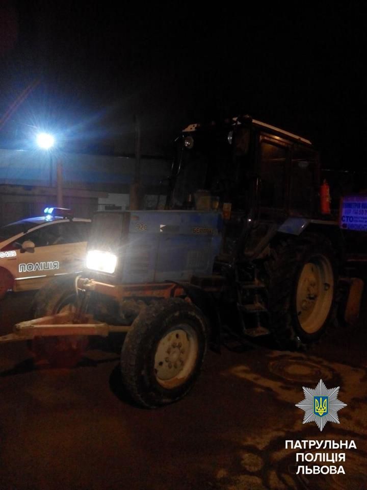 На комунальника складено протокол за кермування трактором напідпитку / facebook.com/lvivpolice На комунальника складено протокол за кермування трактором напідпитку / facebook.com/lvivpolice