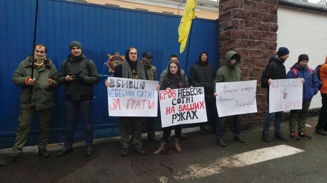 Активисты блокируют выезд экс-беркутовцев из СИЗО / Громадське Активисты блокируют выезд экс-беркутовцев из СИЗО / Громадське