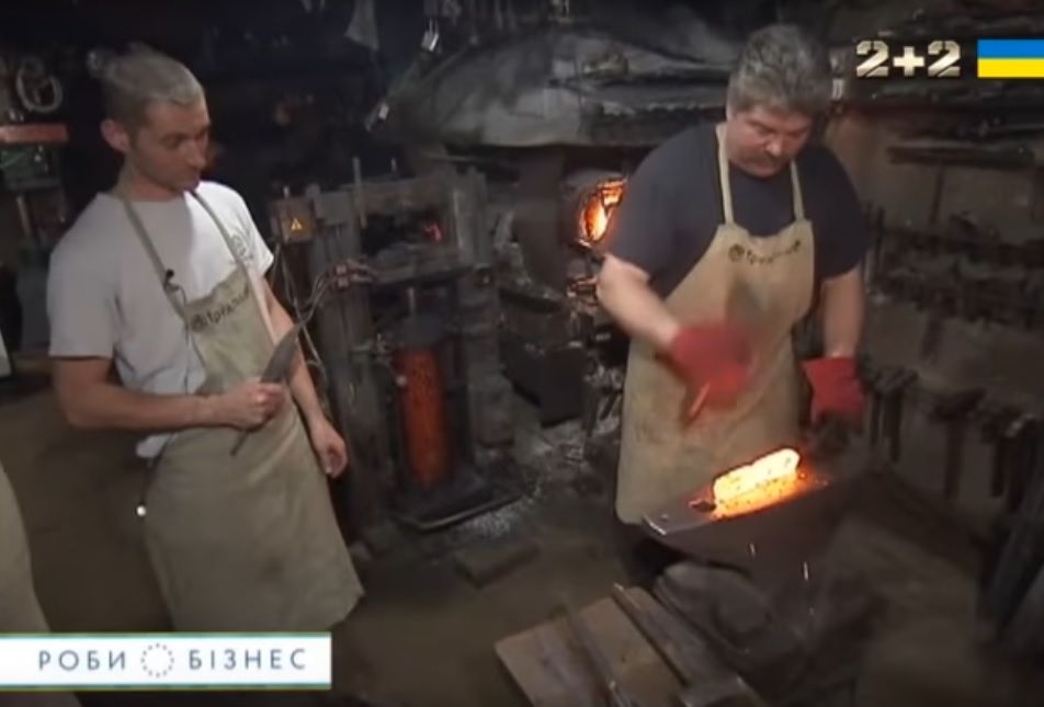 Украинские кузнецы знают секреты дамасской стали / Кадр из видео 2+2 Украинские кузнецы знают секреты дамасской стали / Кадр из видео 2+2