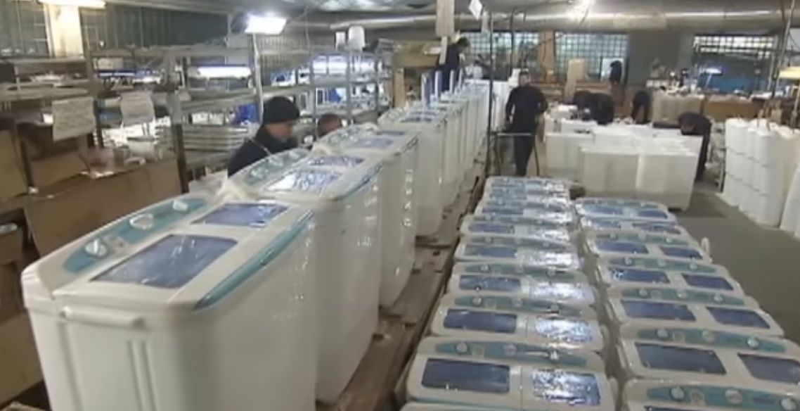 Украинский завод производит 650 стиральных машин за сутки / Кадр из видео 2+2 Украинский завод производит 650 стиральных машин за сутки / Кадр из видео 2+2