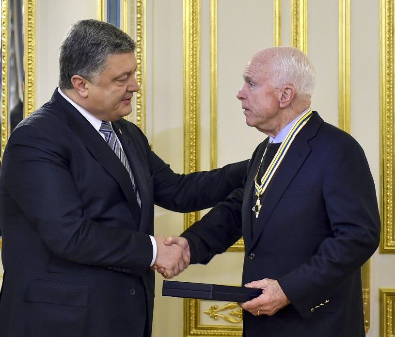 Президент нагородив сенатора Маккейна орденом Свободи