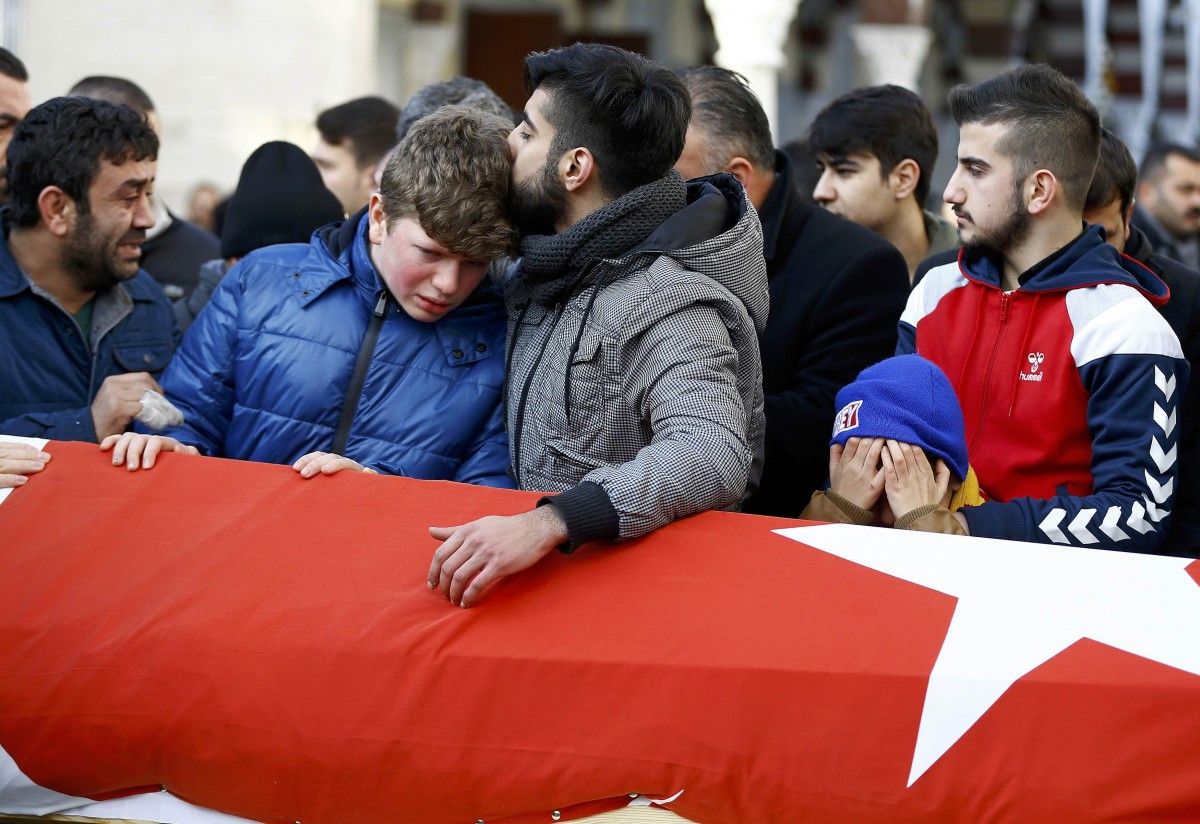 Як в Стамбулі сумують за жертвами теракту - фото 5