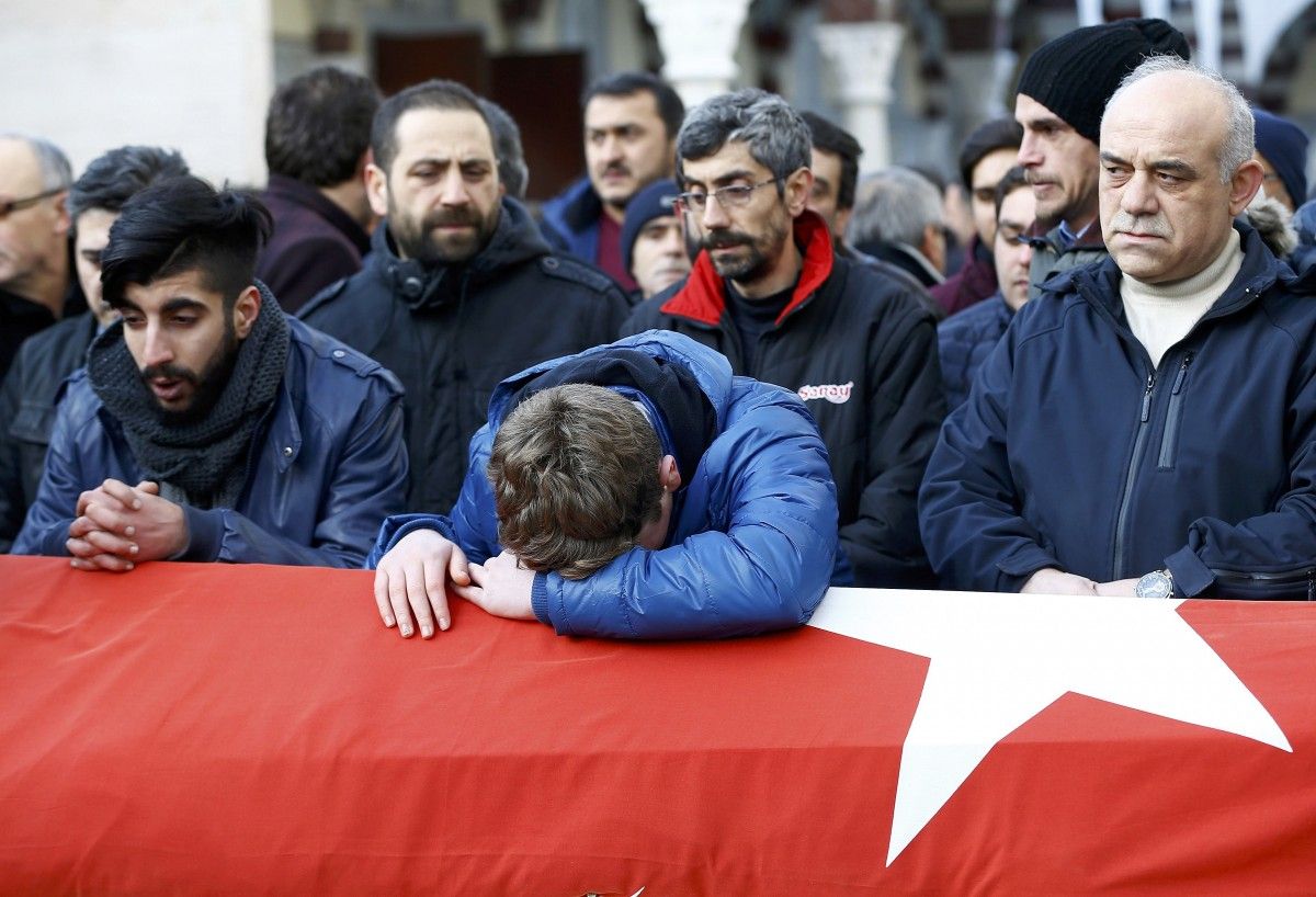 Як в Стамбулі сумують за жертвами теракту - фото 6