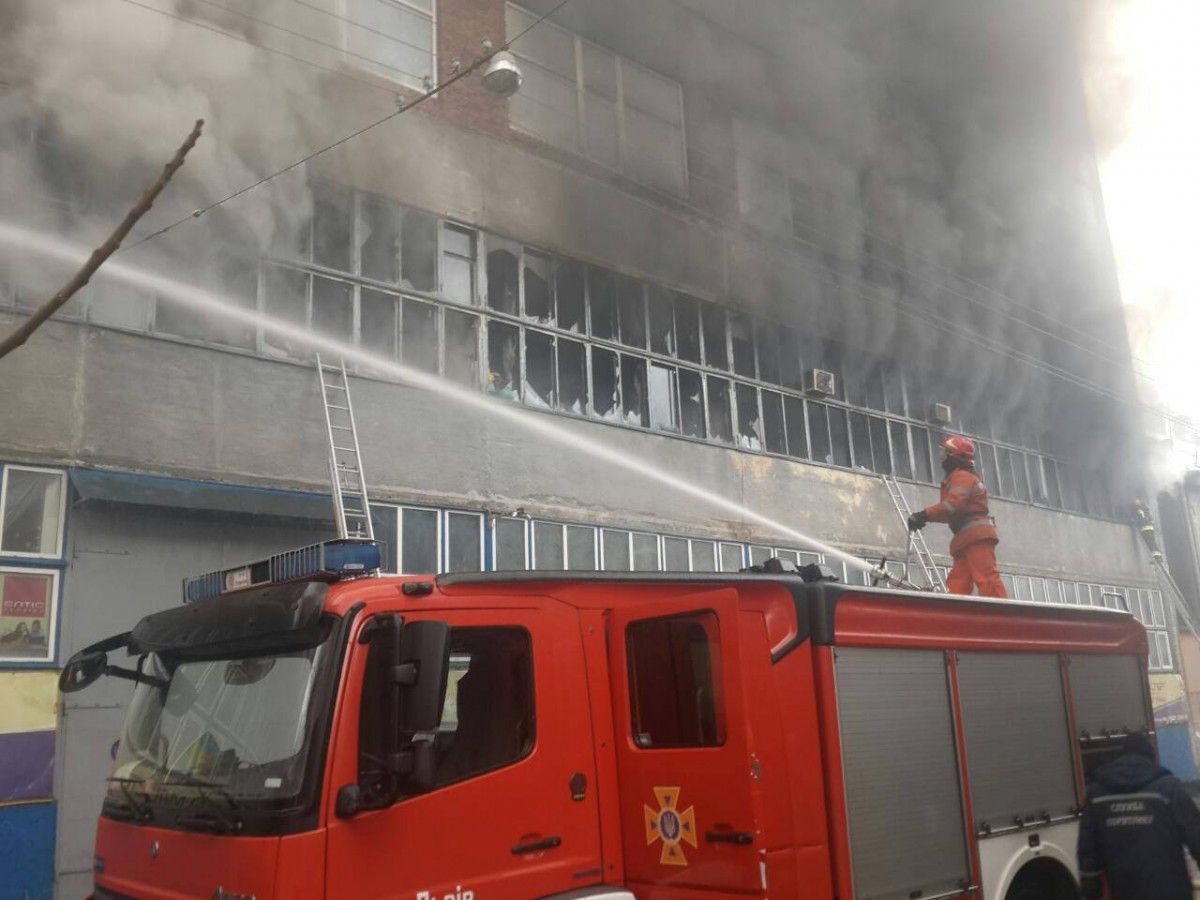 Більше сотні ряутвальників боролись з вогнем на заводі 