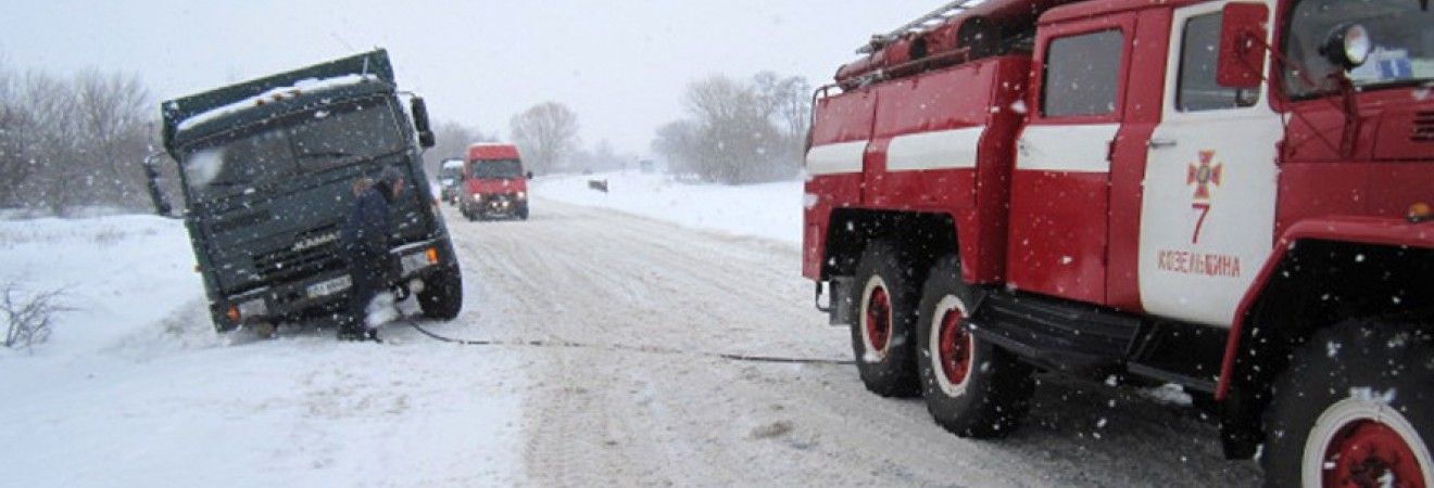 У Полтавській області за добу зі снігового полону вивільнили майже 40 автомобілів