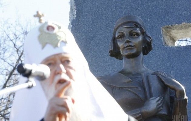 В Киеве открыли монумент деятелю ОУН, поэтессе Елене Телиге
