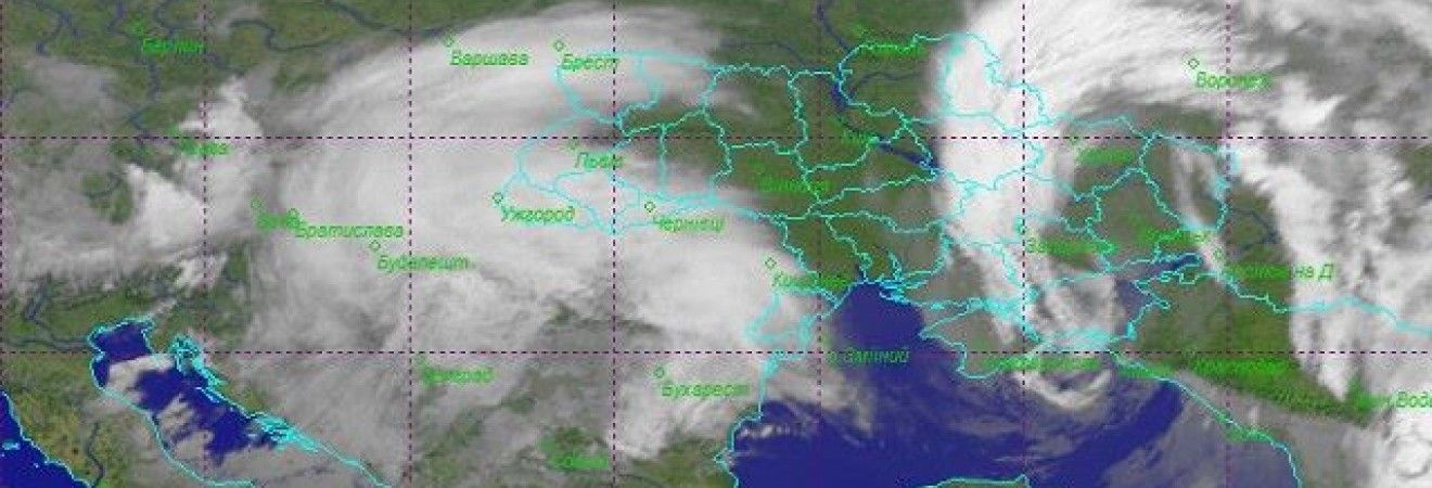 Апрельский холод и снег: Украину "зажало" между двумя циклонами (спутниковые снимки)