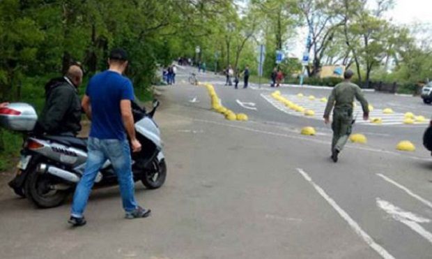 В Одессе мужчина с оружием катался по Аллее Славы на мопеде