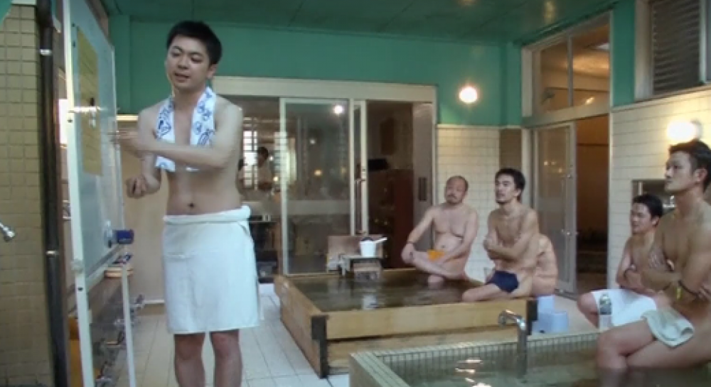 В раздевалке японской бани