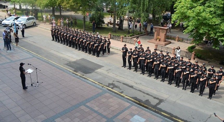 В Житомире приняли присягу около 90 участковых и оперативников полиции