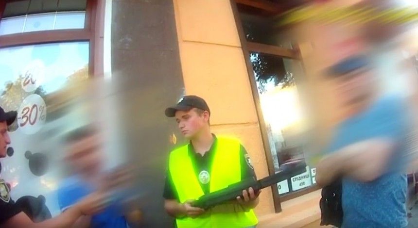 В Тернополе пьяный "в хлам" водитель уснул за рулем во время движения (видео)