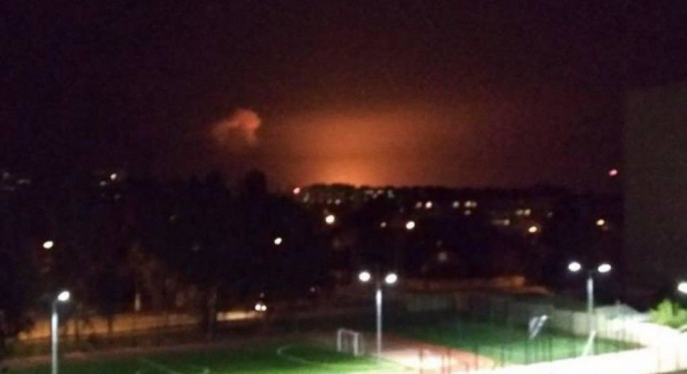 Вибухи на складі боєприпасів в Калинівці: до ліквідації залучено 2 пожежних танки, жителі говорять про евакуацію