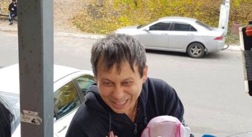 Похищенную в Киеве девочку после обследования передали родителям (фото)