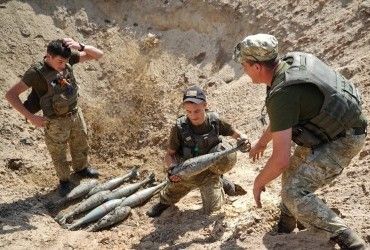 Як проходять будні саперів у районі Авдіївської промзони (фоторепортаж)
Як проходять будні саперів у районі Авдіївської промзони (фоторепортаж)