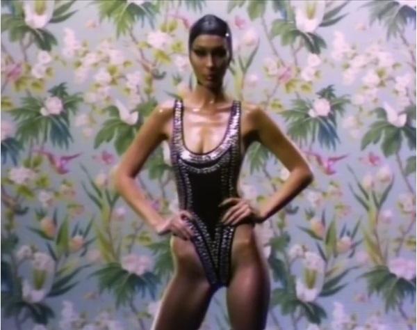 Znamenyta model' šokuvala zovnišnim vyhlyadom u novomu video / skrinšot Znamenyta model' šokuvala zovnišnim vyhlyadom u novomu video / skrinšot