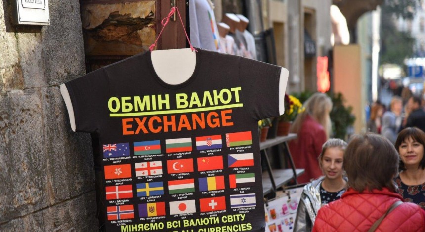 Hryvnya znyzylasya do dolara na 4 kopijky