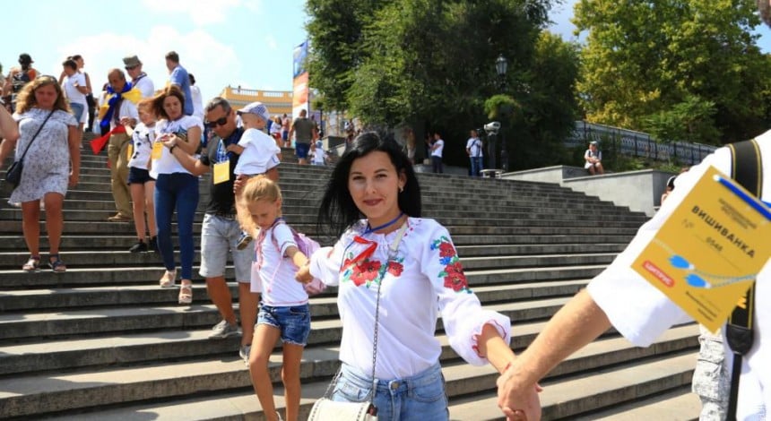 V Odesi bil'še tysyači lyudej u vyšyvankax stvoryly "žyvyj lancyuh" (foto)