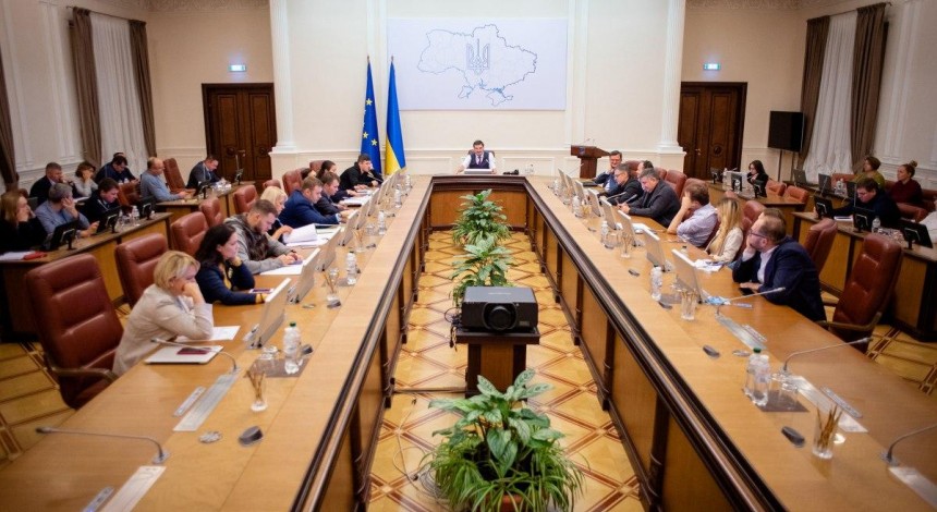 Кабмін оприлюднив інформацію про зарплати міністрів: найбільша середня зарплата в Авакова, найменша - у Дубілета