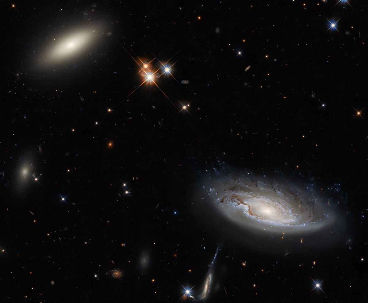 Телескоп Hubble сделал фото сразу двух огромных галактик