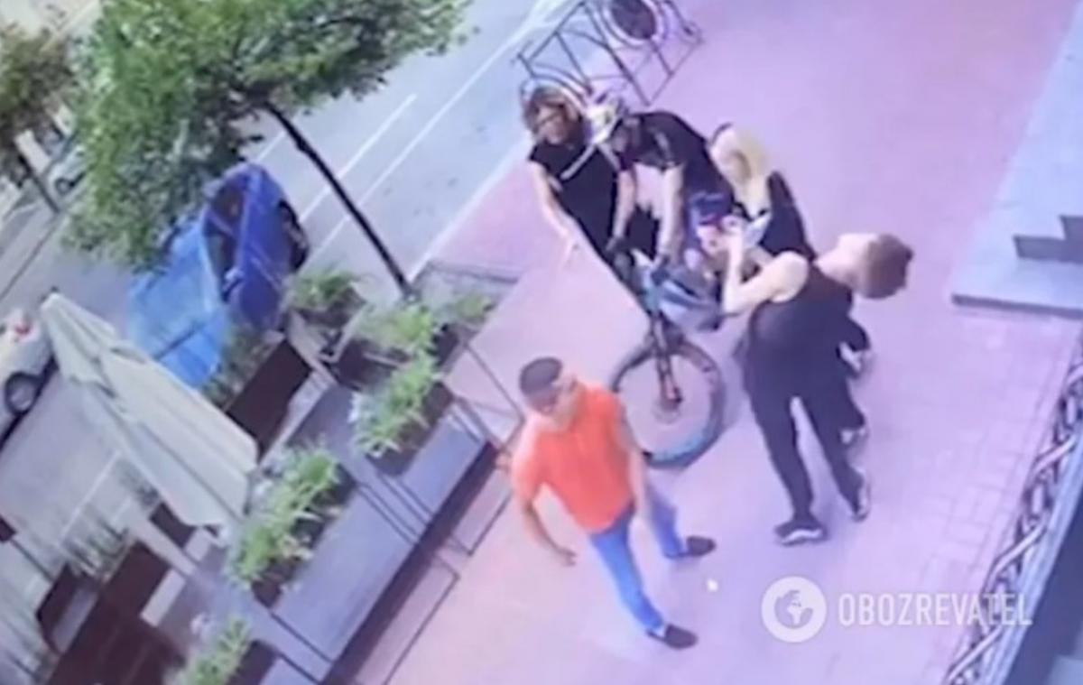 Появилось видео избиения танцора Дорофеевой возле гей-клуба