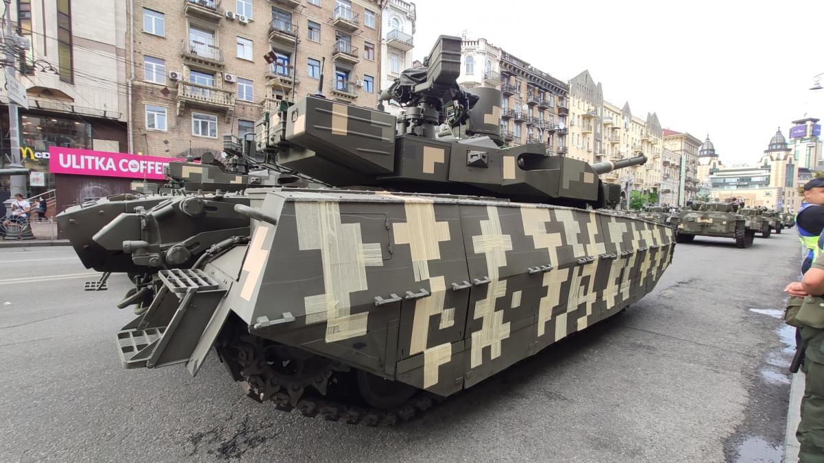 На репетиции парада в Киеве заметили танк в малярной ленте: в ВСУ объяснили