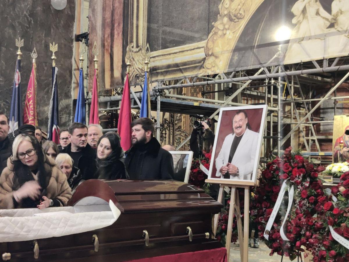 На церемонію прощання зі співаком прийшли сотні людей / фото Мирослави Бзікадзе На церемонію прощання зі співаком прийшли сотні людей / фото Мирослави Бзікадзе