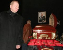 Leonid Kuchma  at the coffin of Yuriy Kravchenko