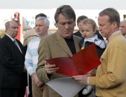 Viktor Yushchenko holding a son in his arms and Oleksander Zinchenko
