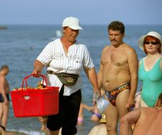A market-woman sells pakhlava