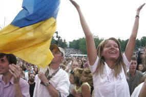 Девушка с флагом Украины