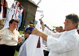 Viktor Yushchenko chooses a shirt