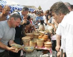 Viktor Yushchenko examines pottery