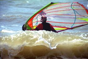 Турист катається на віндсерфінге