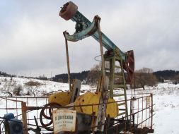 Oil derrick