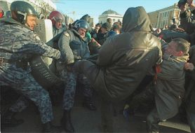 Бійці спецпідрозділу ”Беркут” б’ються з прихильниками опозиції