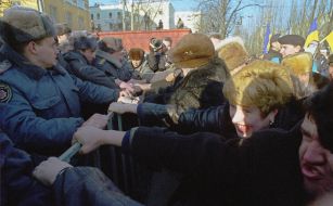 Бійці спецпідрозділу ”Беркут” б’ються з прихильниками опозиції