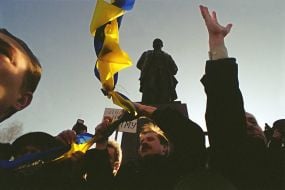 Опозиціонери розривають вінок