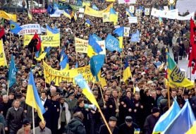 Учасники акції опозиції з прапорами і транспарантами