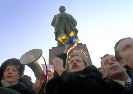 Опозиціонери біля пам’ятника Тарасу Шевченку